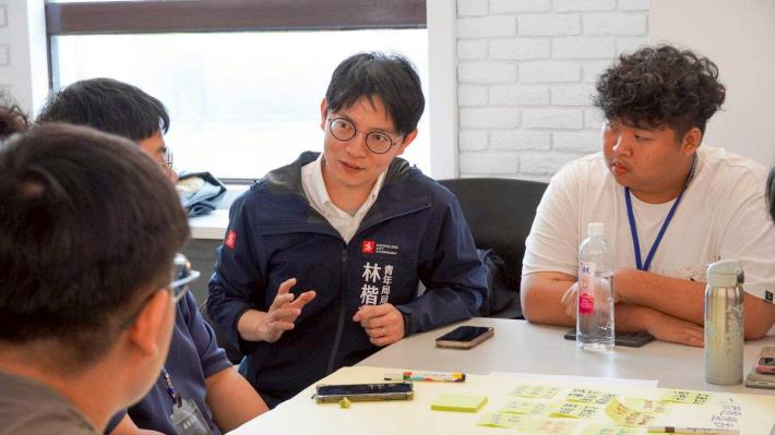 圖說3. 青年局長林楷軒（中）和與會學生領袖討論青年創業、地方發展、公共建設及學生權益等多元議題，現場氣氛熱絡。