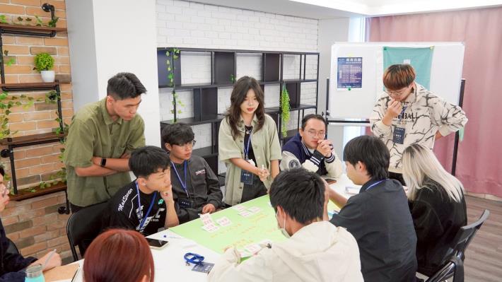 圖說6. 來自南臺灣大專校院的學生代表透過「便利貼議題徵集」方式，針對城市資源配置、公共建設及學生權益等面向提出觀察與建議。