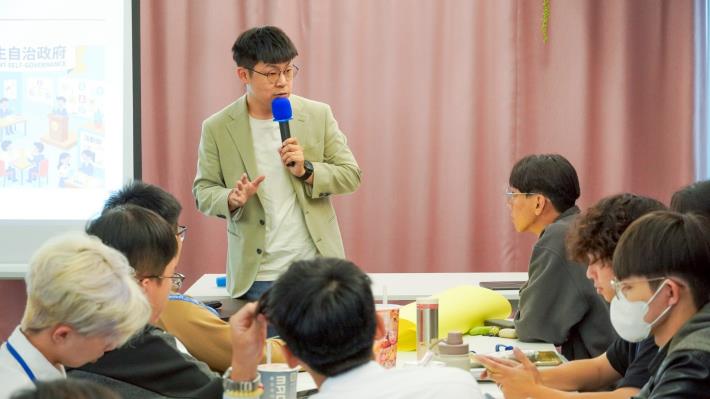 圖說5. 講師史御成於工作坊中解說學生組織運作關鍵，並與學員互動熱絡。