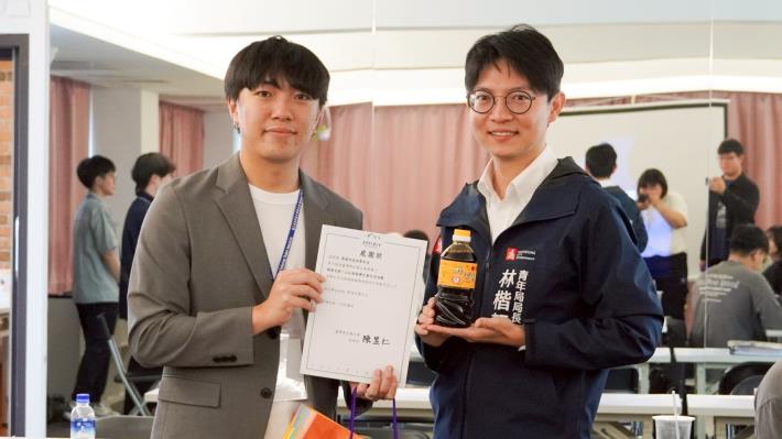 圖說4. 臺學聯理事長陳昱仁（左）送上感謝狀及伴手禮向青年局長林楷軒（右）致謝，象徵雙方攜手並進，共創青年公共參與新頁。