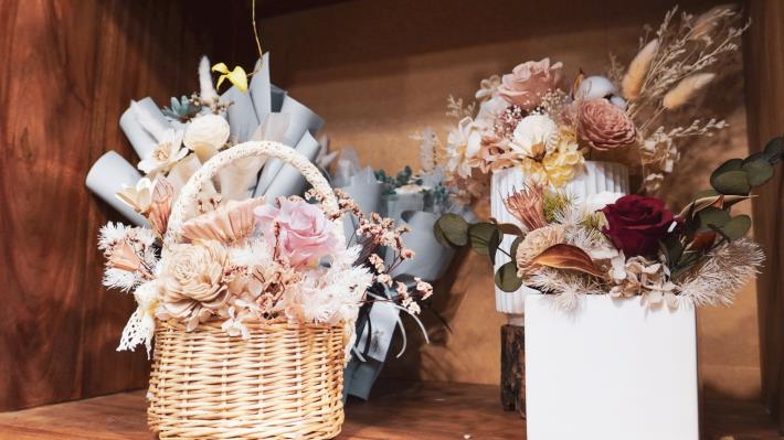 圖5. 青創品牌「艸弄花藝」除販售鮮花，亦提供永生花、婚禮花束與客製化場地佈置服務，展現品牌多元花藝實力。