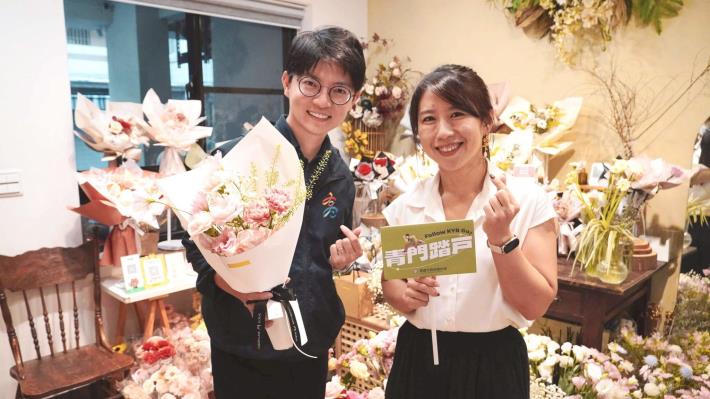 圖1. 青年局長林楷軒（左）前往青創店家「艸弄花藝」訪視，與負責人許琇淳（右）交流創業歷程與品牌經營理念。