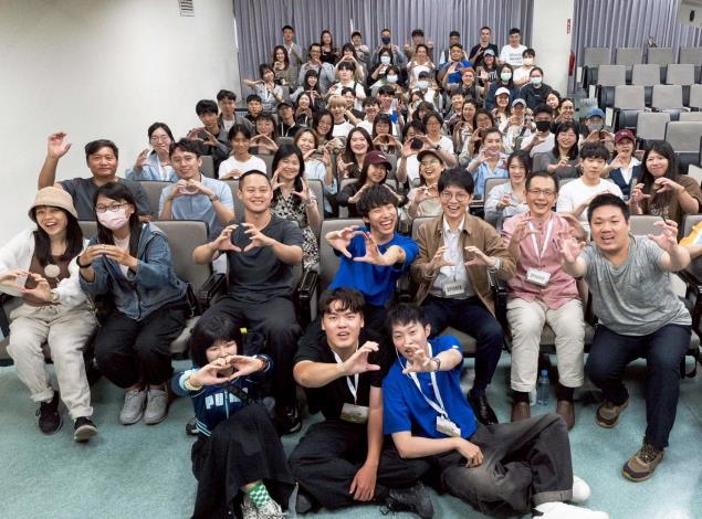 高雄青年局長林楷軒（二排右三）、「nuva」創辦人林上哲（二排左四）與高師大學務主任杜明德教授（二排右二）於座談活動後與學生合影留念。