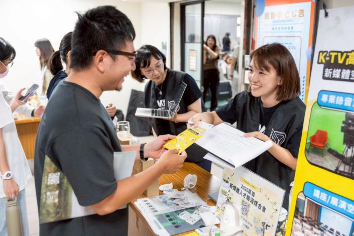 為響應「nuva」巡迴活動，「K-TV高雄新媒體人才培育中心」也於高師大校園設攤，宣傳新媒體相關課程、場域資源與相關培育活動。