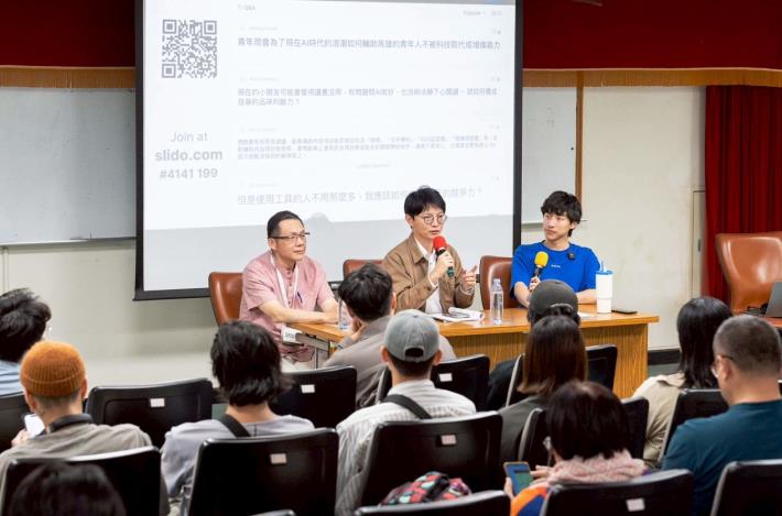 高雄青年局長林楷軒(中)、「nuva」創辦人林上哲(右)與高師大學務主任杜明德教授(左)進行三方對談，深入探討 AI 時代下青年人才所需的核心競爭力。