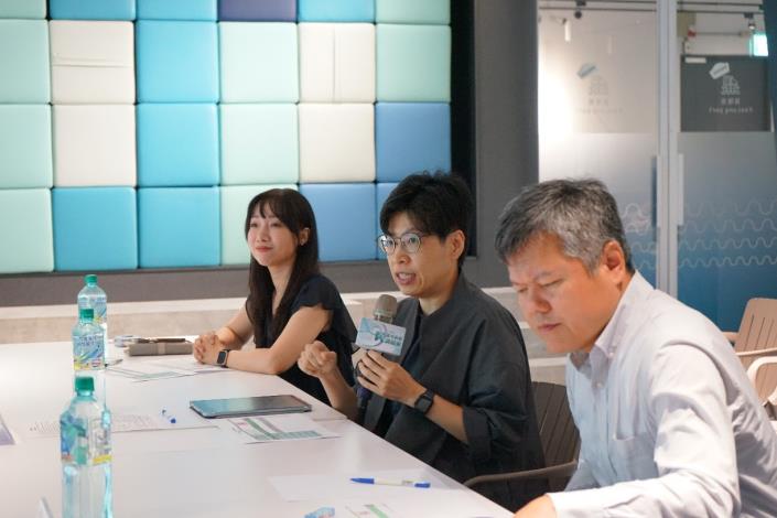 圖說5：擔任評審委員的聚典資訊創辦人暨執行長陳志祥（右）、日月光集團行政長室主任孫雪瑜（左），以及國立中山大學西灣學院副院長謝如梅（中），於初賽現場與參賽團隊深入交流。