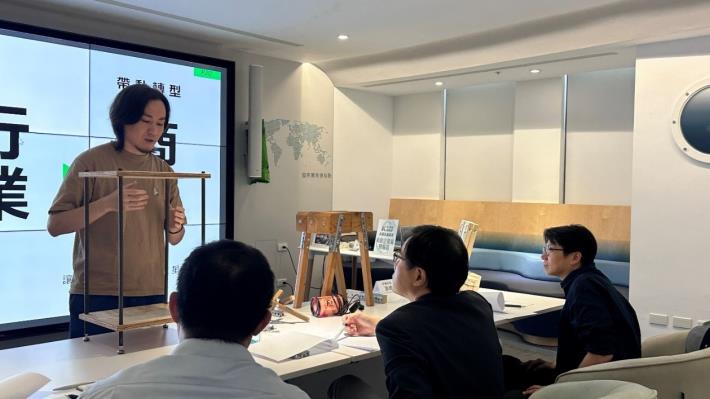 圖說4：參賽團隊除了以簡報方式向評審說明提案，更將實體產品或技術樣品帶至現場展示，讓評審更直觀了解提案應用可行性與市場潛力，展現青創團隊強大堅實的創新量能。