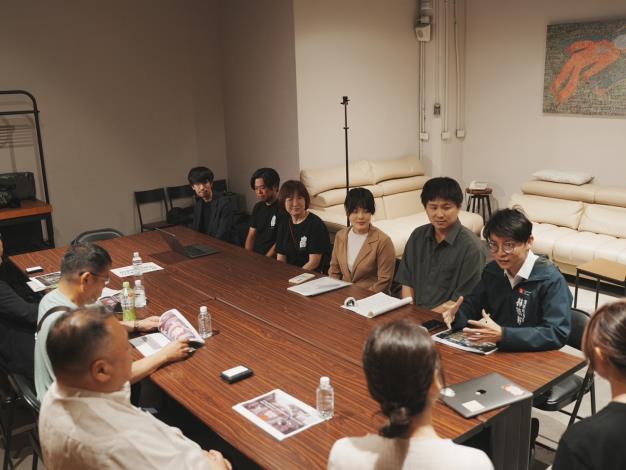圖說二：青年局長林楷軒（右一）與浮羽市長權藤英樹市長（左二）率隊於Pinway駁二八號倉庫接待浮羽市訪團，針對台日地方創生經驗進行交流。