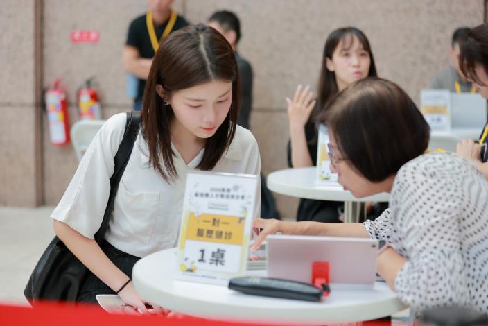活動設置「履歷健診」專區，由專業顧問提供一對一諮詢，協助青年強化履歷亮點。