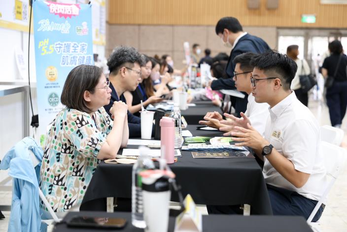 「2026高雄新媒體人才職涯媒合會」現場人潮踴躍，求職青年積極與企業代表交流職涯方向及職缺內容，互動熱絡。