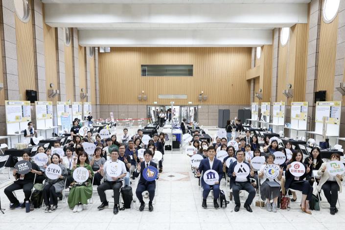 「2026 高雄新媒體人才職涯媒合會」匯集24家知名企業設攤徵才，釋出涵蓋新媒體行銷、電商經營等逾百個熱門職缺。
