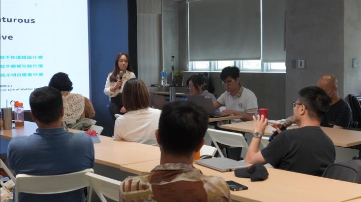 圖說4：入圍團隊於培訓課程期間與講師交流互動，並針對提案方向、商業應用及市場策略等方向進行討論。.JPG