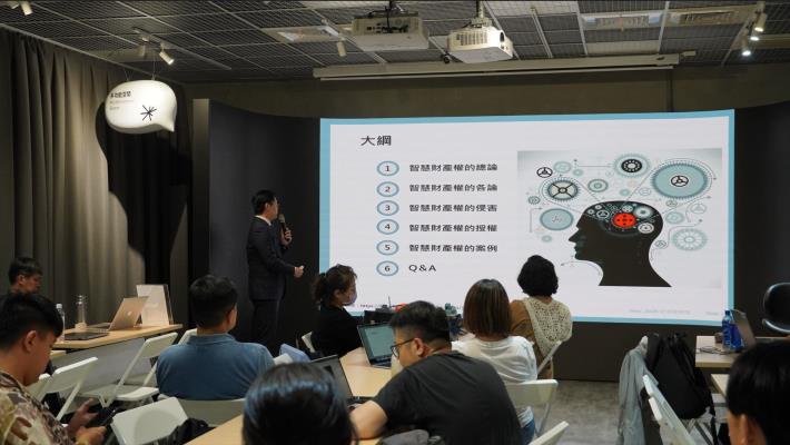 圖說2：眾勤法律事務所史洱梵律師（左上講者）於課程中分享智慧財產權與創業案例，協助入選團隊建立創新成果保護觀念。.JPG