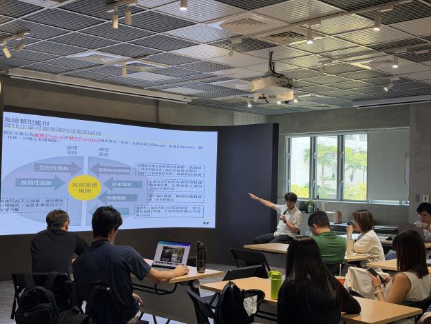 圖說6：安永聯合會計師事務所執行副總林群堯（右上講者）透過企業案例，帶領入圍團隊了解氣候變遷風險對企業營運的挑戰，以及如何將ESG框架轉化為可實際應對的風險思維。