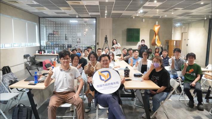 圖說1：青年創業挑戰賽入圍團隊參與專屬培訓課程，5月23日邀請眾勤法律事務所史洱梵律師（前排左二）解說智慧財產保護與創業法律風險，協助團隊強化法律觀念。.JPG