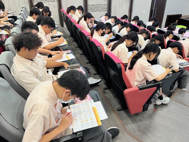 圖2.高市青年局「職對你有港覺」計畫長期走入校園，5月8日於三民家商觀光事業科辦理職涯探索課程，透過適性測驗協助學生認識自身特質與興趣，提早規劃升學及職涯發展方向。.JPG