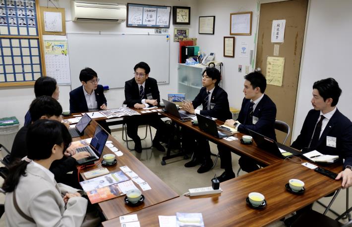 圖說六：青年局長林楷軒（左四）與熊本青商會理事長藤原將和（右四）及幹部成員會面交流，針對青年議題及高雄青商會未來合作等面向展開深度對話。
