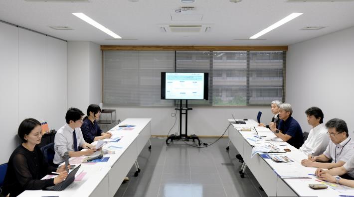 圖說二：青年局代表團與熊本縣商工勞動部部長上田哲也（右二）、縣議會溝口幸治議員（右三）就青年人才培育、創業支持等議題進行意見交流。