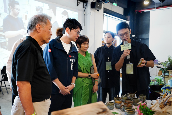 圖說2. 青年林楷軒局長（左二）與樹德科大朱元祥董事長（左一）、陳碧雲副校長（中）走逛學生市集，與各組團隊互動交流。 - 複製