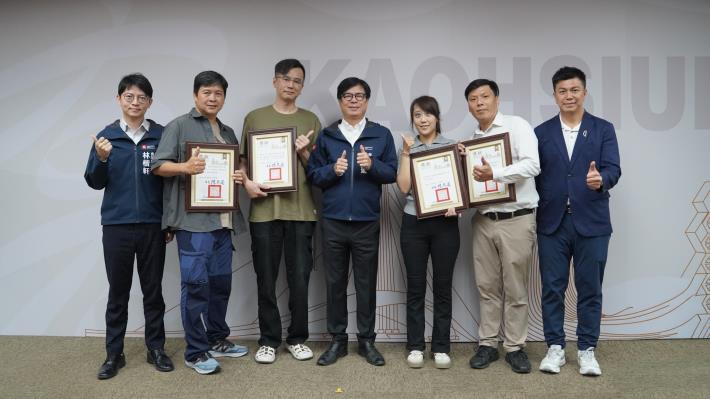 高雄市長陳其邁（中）於今（25）日市政會議公開表揚四位模型職人，肯定他們在第28屆匈牙利莫雄堡國際模型大賽（MosonShow）脫穎而出，充分展現工藝創造與文化軟實力，市議員黃文志（右一）及青年局長林楷軒(左一) 也於現場共同見證這份榮耀。
