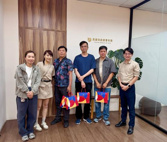 青年局長林楷軒（右一）日前接見榮獲第28屆匈牙利莫雄堡國際模型大賽（MosonShow）獎項的高雄模型職人徐淑倩（左二）、蔡沛緯（左三）、陳則仁（右三）及蔣右華（右二），祝賀四人在國際賽事勇奪4金1銀5銅佳績，並肯定其長年投入模型創作為台灣及高雄爭光。