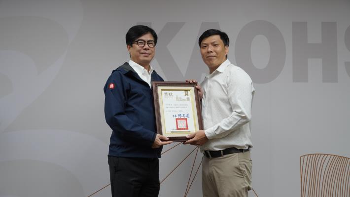 高雄市長陳其邁（左）與榮獲MosonShow「船艦大師組」金牌及「船艦場景組」銅牌的資深模型師蔡沛緯（右）合影，肯定其精湛工藝在國際賽事中締造佳績。.JPG