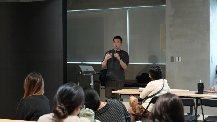 亞馬遜全球開店資深培訓師 Moz Yen 於去年「行銷大師養成計畫」受邀擔任課程講師，與台下學員分享跨境電商與國際市場行銷趨勢，協助青年接軌全球商機。