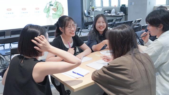 圖說六：學員於會場進行分組討論與任務分工，為接下來為期18天的創生見習任務拉開暖身，同時正式揭開「創生特派員」海外行動序幕。.JPG