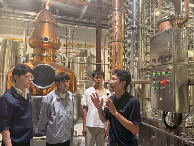圖3：亞耕酒業廠長趙耕毅（右一）向青年局長林楷軒（左一）及實習生樹德科技大學黃宏佑（左二）與正修科技大學劉青叡（右二）解說酒類釀造流程及設備運作，分享釀酒產業的專業技術與職人精神