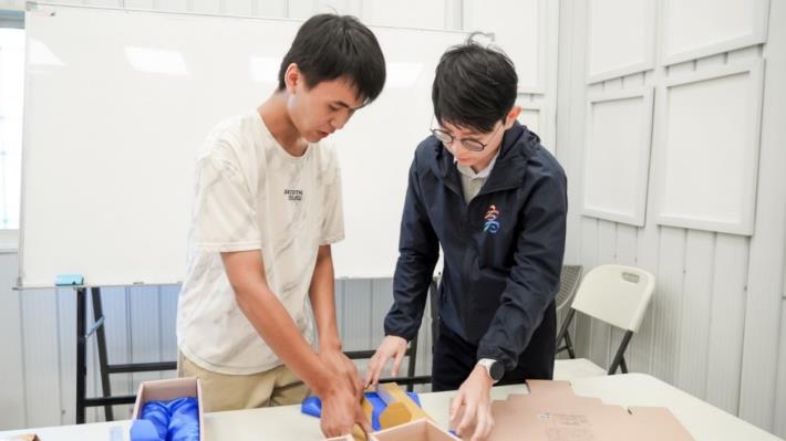 圖2：青年局長林楷軒（右）與正修科技大學劉青叡（左）交流產品包裝流程，並關心其工作適應情形及未來規劃。