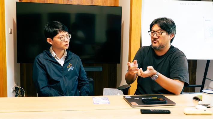 圖1. 青年局長林楷軒（左）日前走訪「看不見電影實驗室」，由金鐘導演孫介珩（右）分享團隊推動青年影像培力及創作實踐成果。