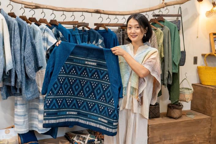 圖5. 青創品牌「洋嘎YOUNGA」創辦人梁又平展示服飾作品，期盼透過天然染織工藝傳遞「用一寸布，守護自身與一方自然」的品牌精神。.JPG