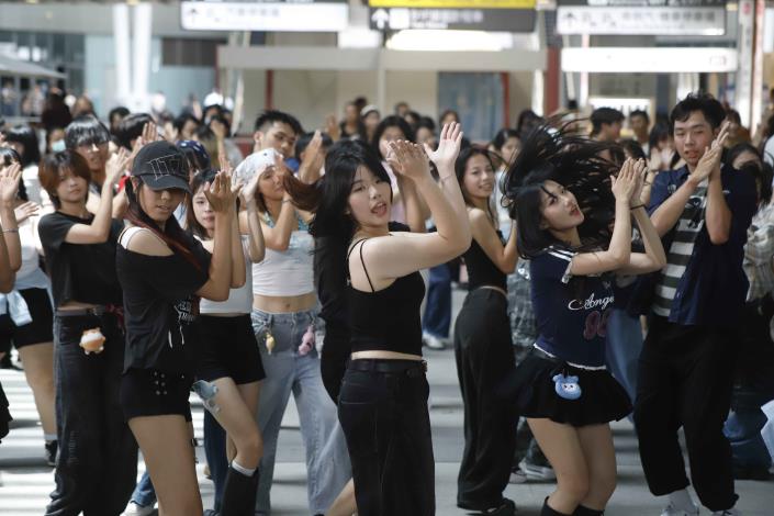圖7：參與K-POP隨播即跳的青年朋友精準演繹韓流舞曲招牌動作，現場氣氛HIGH到最高點。