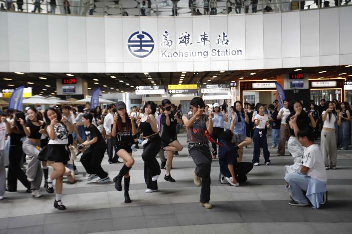 圖4：青年局以高雄車站揭開四場K-POP隨播即跳系列快閃序幕，透過城市地標串聯街舞文化，為8月15日至16日登場的「2026雄爭舞鬥國際街舞大賽」熱力暖身。