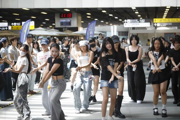 圖3：「2026雄爭舞鬥國際街舞大賽」首場K-POP隨播即跳快閃活動前進百年高雄車站，吸引青年學子與舞者愛好者熱情加入，現場氣氛沸騰。