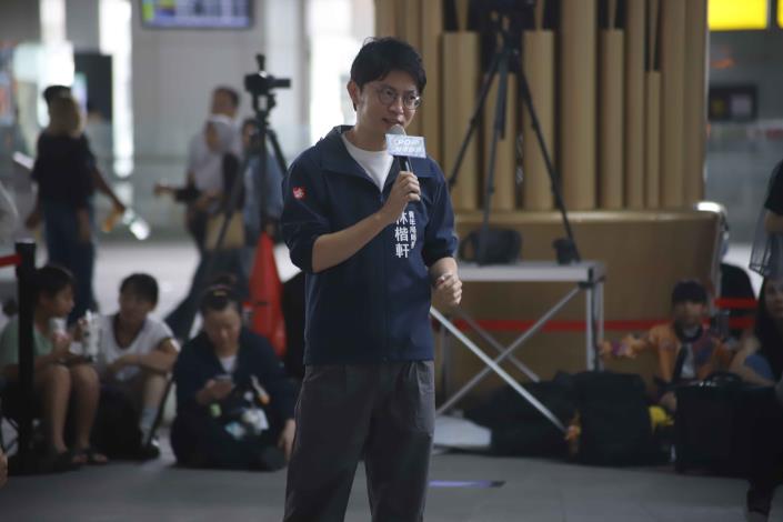 圖2. 高雄市政府青年局長林楷軒向現場青年介紹「2026雄爭舞鬥國際街舞大賽」精彩內容與賽事亮點，並透過有獎徵答互動，邀請青年朋友一同參與年度街舞盛事。
