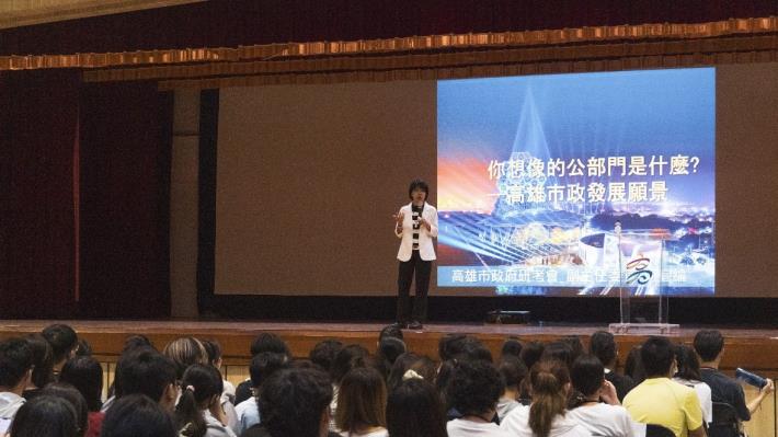 圖5.高雄市政府研究發展考核委員會副主任委員何宜綸於職前講習分享公部門實務經驗、職場觀念及工作態度，協助青年提前做好職場準備。