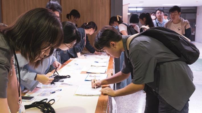 圖6.暑期工讀學員完成職前講習報到程序，正式展開今年暑期公部門職場體驗與市政學習旅程。