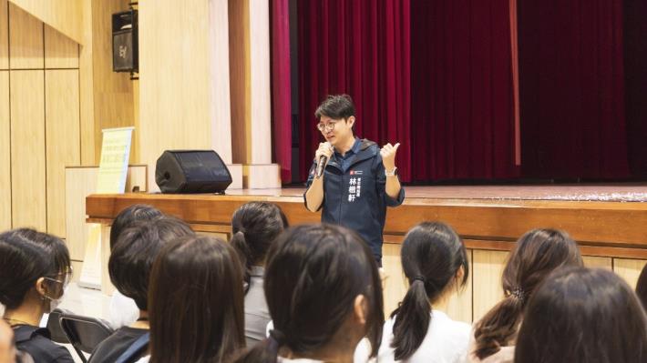 圖4. 青年局長林楷軒勉勵暑期工讀青年透過實質的實習內涵，提早對接職場，以作為未來是否規劃投入國家考試、為社會服務的職涯參考。