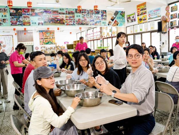 圖3. 6月16日彌陀茄萣場次結合濕地生態、漁港文化及魚丸製作體驗，帶領青年感受高雄海線產業與地方生活。圖為青年局長林楷軒（右一）與學員實作手工魚丸。