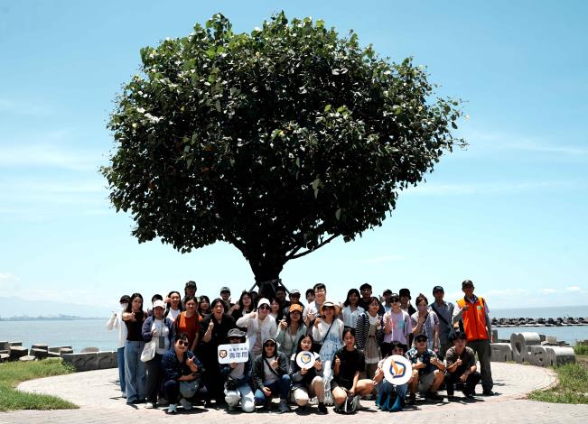 圖4. 6月30日林園場次串聯海洋濕地、方塊海、洋蔥染及鳳鼻頭考古遺址等特色景點，帶領青年探索高雄最南端的人文與自然風貌。圖為學員於「市境之南樹」前合影。