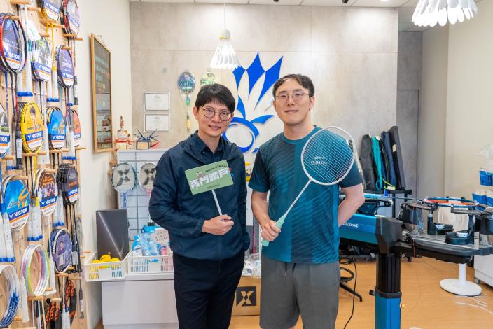 圖1. 青年局長林楷軒（左）前往訪視青創店家「CK羽球工作室」，並與負責人Rick（右）交流創業理念，並了解體育用品店的商品選擇方向與品牌故事。