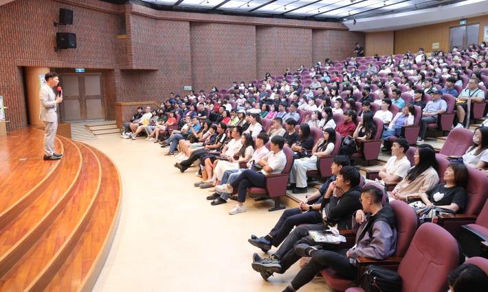 圖2. 「起點低不是結局」名人職涯講座吸引近300名青年熱情參與，現場座無虛席，專注聆聽謝祖武分享職涯心法。