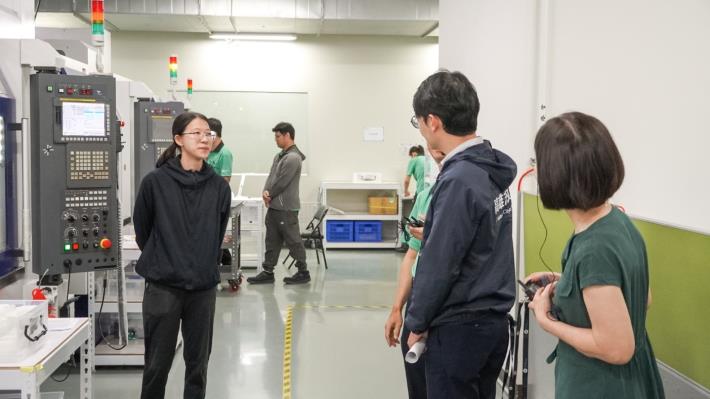 圖4：正修科技大學機械工程系畢業、參與113年度「大港青年職場實習及接軌計畫」的林姓女青年（左一），實習期滿後因表現優異轉任正式員工，持續於聯合骨科累積專業能力，展現青年透過實習接軌職場的成果。