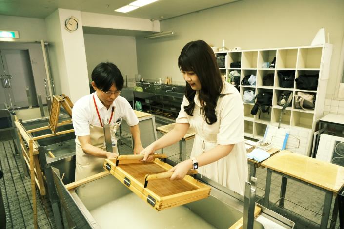 圖說3. 特派員走訪百年「テラダ和紙工房」，近距離觀摩美濃和紙職人技藝。.JPG