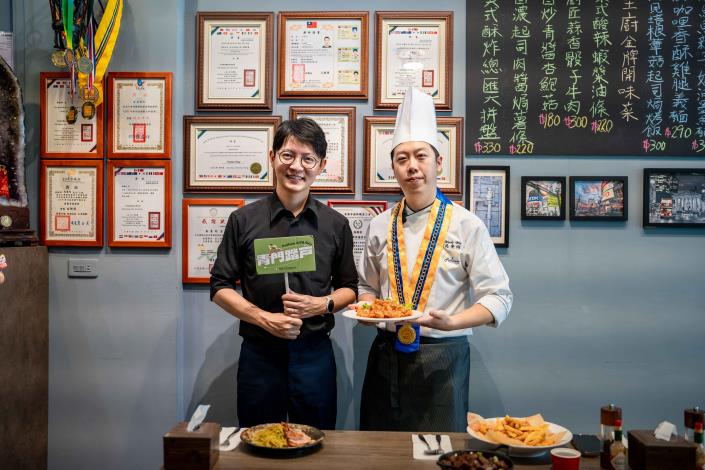 圖1. 青年局長林楷軒（左）前往岡山青創店家「法杜娜多廚匠的店」訪視，與主廚吳奎均（右）交流創業歷程及餐飲經營理念。