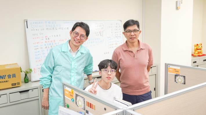 圖3：青年局長林楷軒（左）前往佐茂採購部關心實習青年許皓翔（中）工作情形，並與採購部經理史從義（右）交流青年培育成果。
