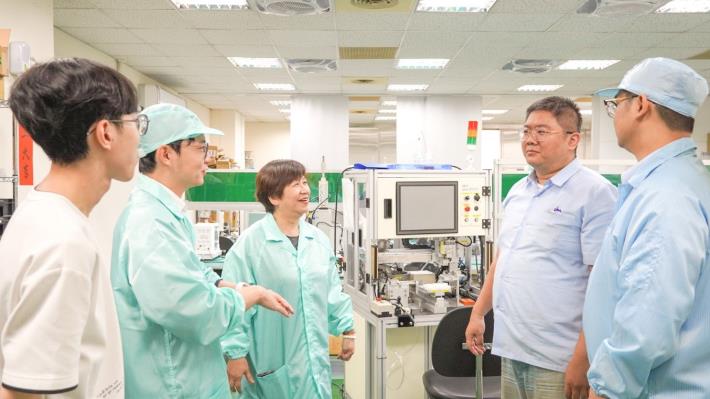 圖2：佐茂董事長葉秋枝（中）、管理部經理吳冠邦（右一）與工程部副課長錢志昀（右二）陪同青年局長林楷軒（左二）參訪企業產線，介紹產品應用、生產流程及人才培育成果。