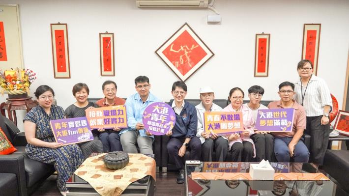 圖4：青年局長林楷軒（左五）與佐茂董事長葉秋枝（左二）、總經理吳建銘（左三）與企業高層，一同和參與「大港青年職場實習及接軌計畫」青年許皓翔（右三）、蔡孟哲（右五）合影，展現產官攜手培育人才，共同協助青年接軌產業的合作成果。