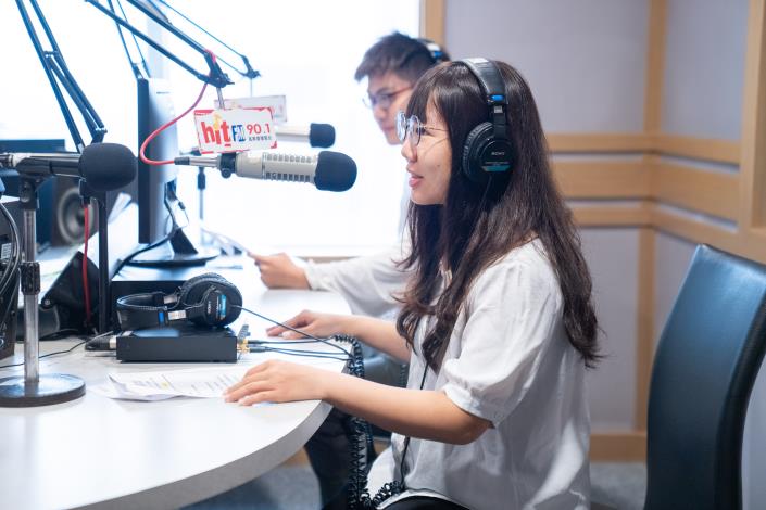 8.「高速青春職場體驗活動」第二場次前往Hit Fm 90.1高屏廣播電台，由人氣DJ FIFI分享主持經驗，並安排學員體驗專業錄音室。